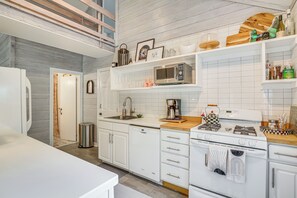 Réfrigérateur, micro-ondes, plaque de cuisson, lave-vaisselle