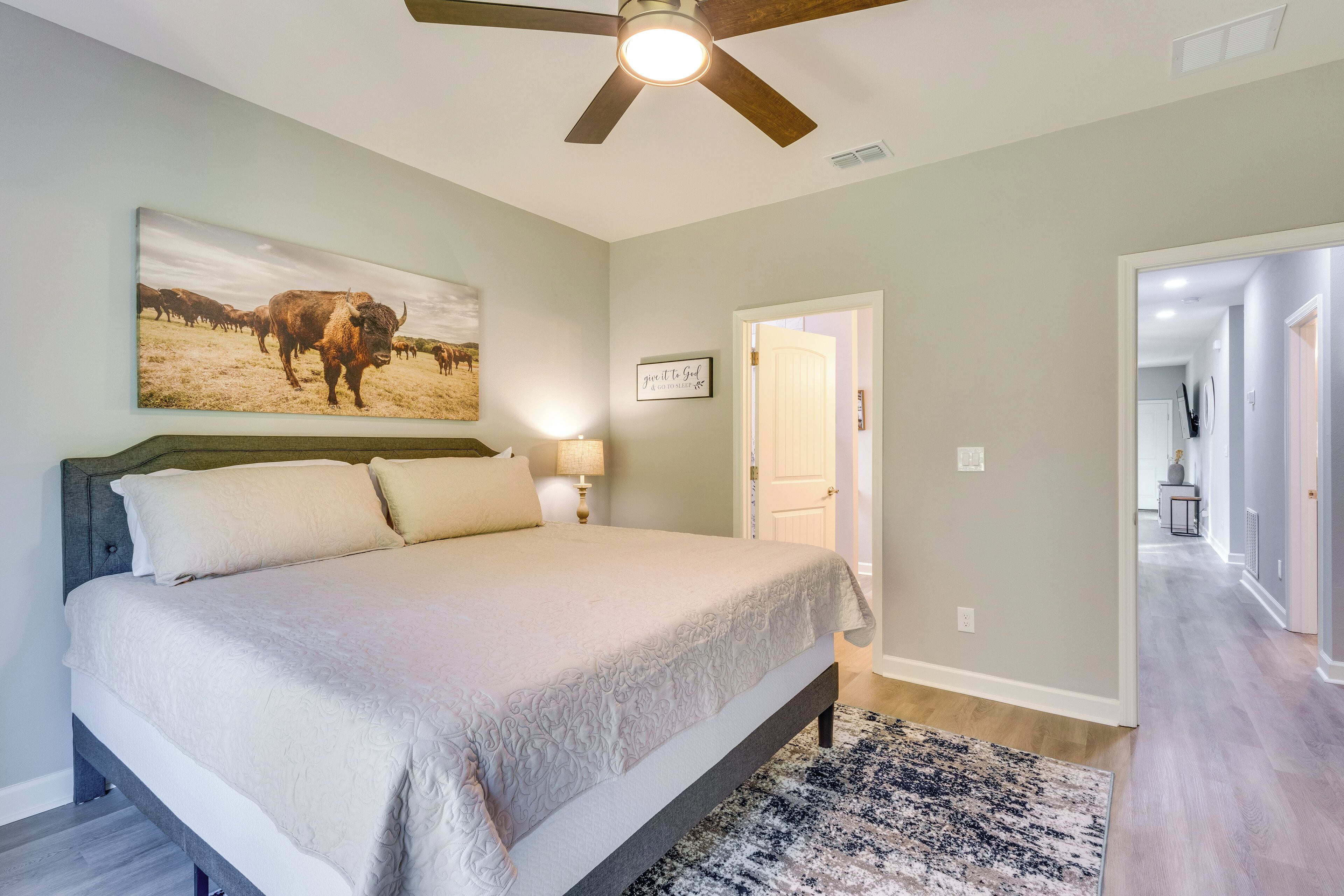 3 bedrooms, iron/ironing board, WiFi, bed sheets