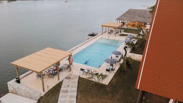 Una piscina al aire libre
