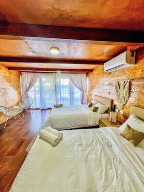 Chambre familiale double, vue sur le fleuve | 1 chambre, coffre-fort, accès au Wi-Fi (inclus)