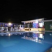 Una piscina al aire libre