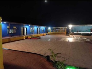 Vista frontal de la propiedad