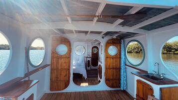 Een douche, handdoeken, toiletpapier