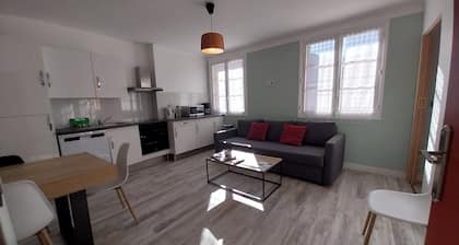 Spacious 8-bed T4 apartment facing the spa.