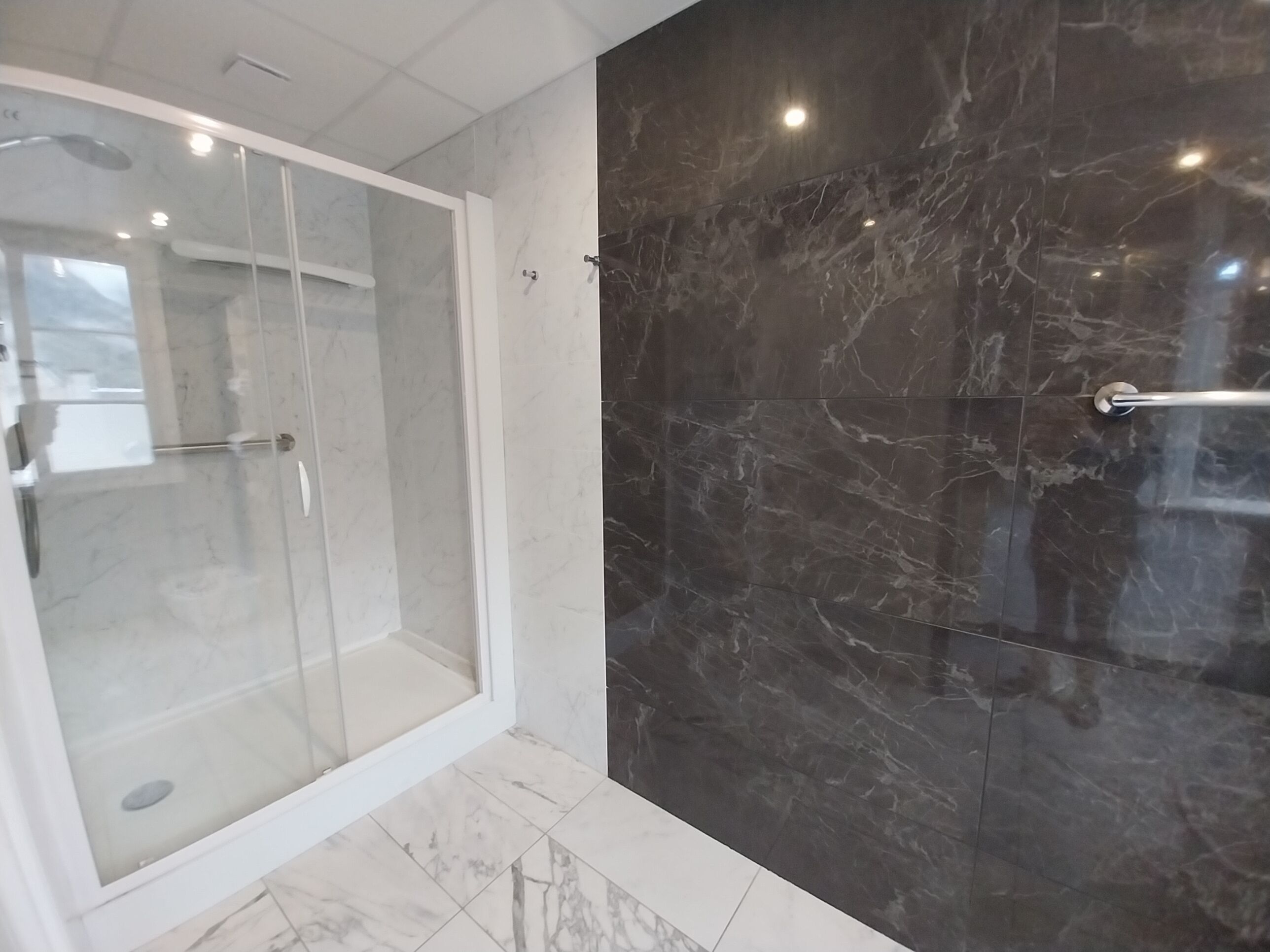 Milieuvriendelijke toiletartikelen, een haardroger, een bidet