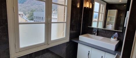 Miljövänliga toalettartiklar, hårtork, bidé och handdukar