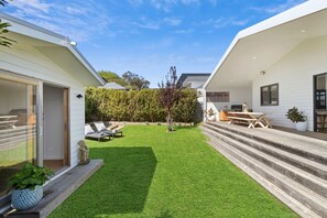 Outdoor dining - Luxurious Beach House with Breath-taking Views (Ocean Grove)