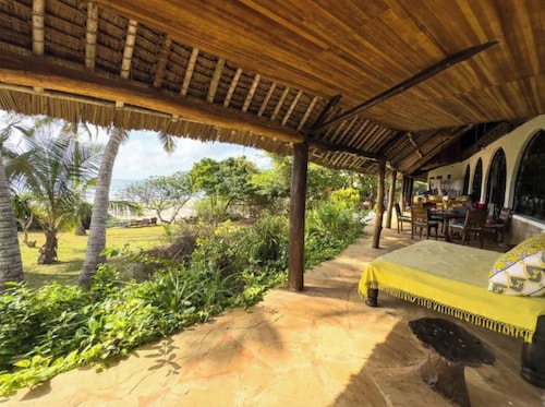 Charming beachfront 4-bedroom cottage in  Msambweni, 45 minutes from Diani.