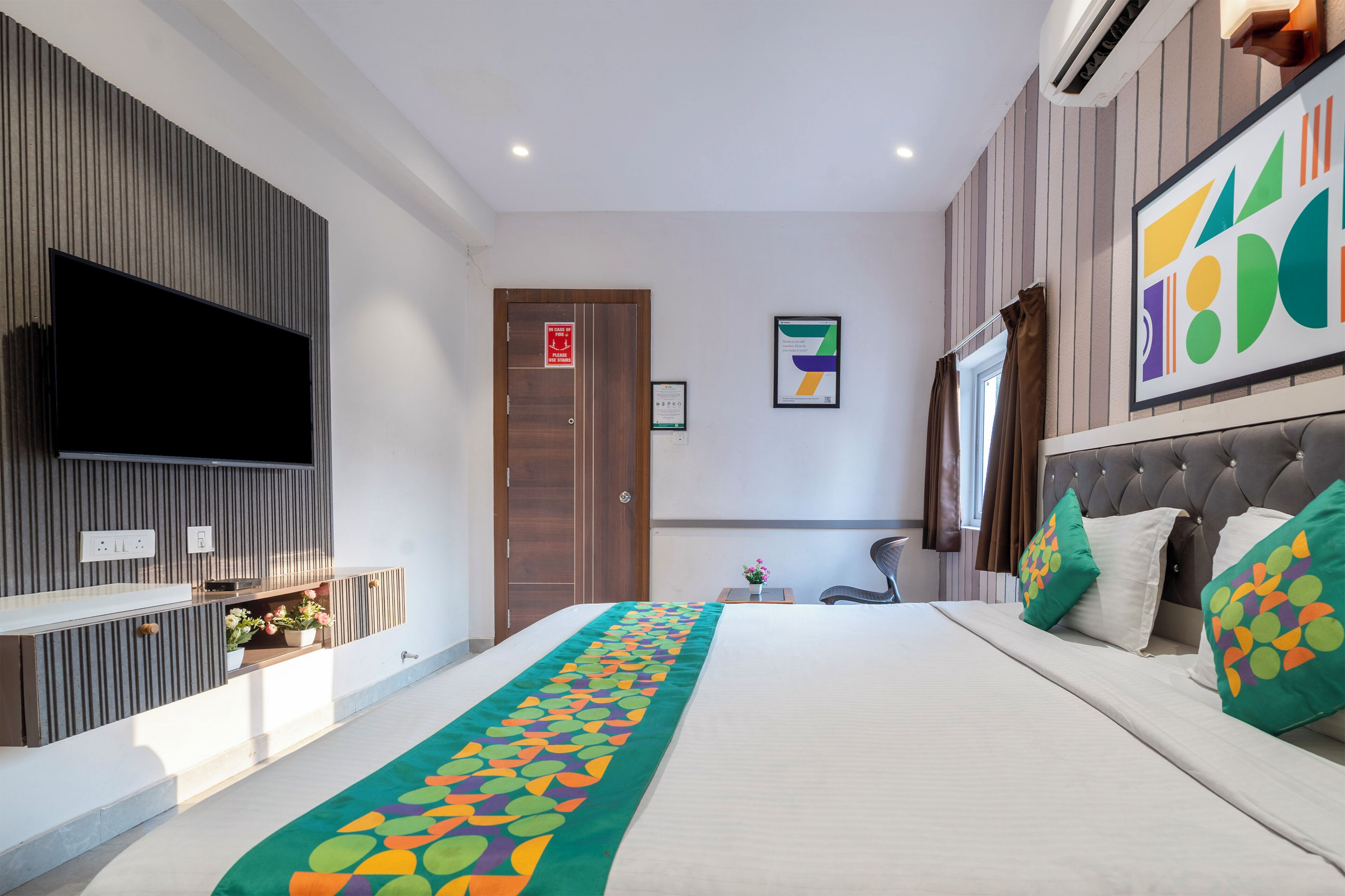 Phòng Deluxe | Bàn, màn/rèm cản sáng, bàn ủi/dụng cụ ủi quần áo 