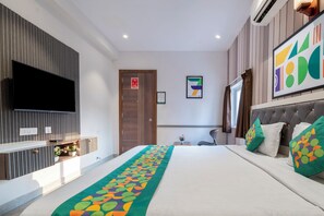 Habitación Deluxe | Escritorio, cortinas blackout y tabla de planchar con plancha 