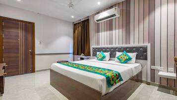 Escritorio, cortinas blackout y tabla de planchar con plancha