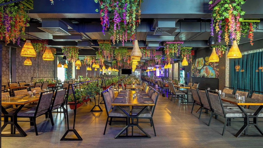 Treebo Imperia, Kommadi