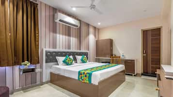 Escritorio, cortinas blackout y tabla de planchar con plancha