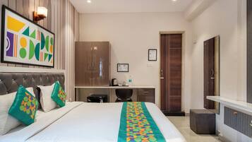 Escritorio, cortinas blackout y tabla de planchar con plancha