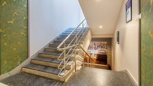 Un escalier avec des rampes en métal menant à un niveau inférieur.