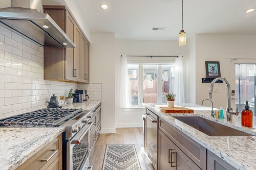 Luxurious, dog-friendly home w/ private hot tub, W/D, AC, WiFi, near slopes