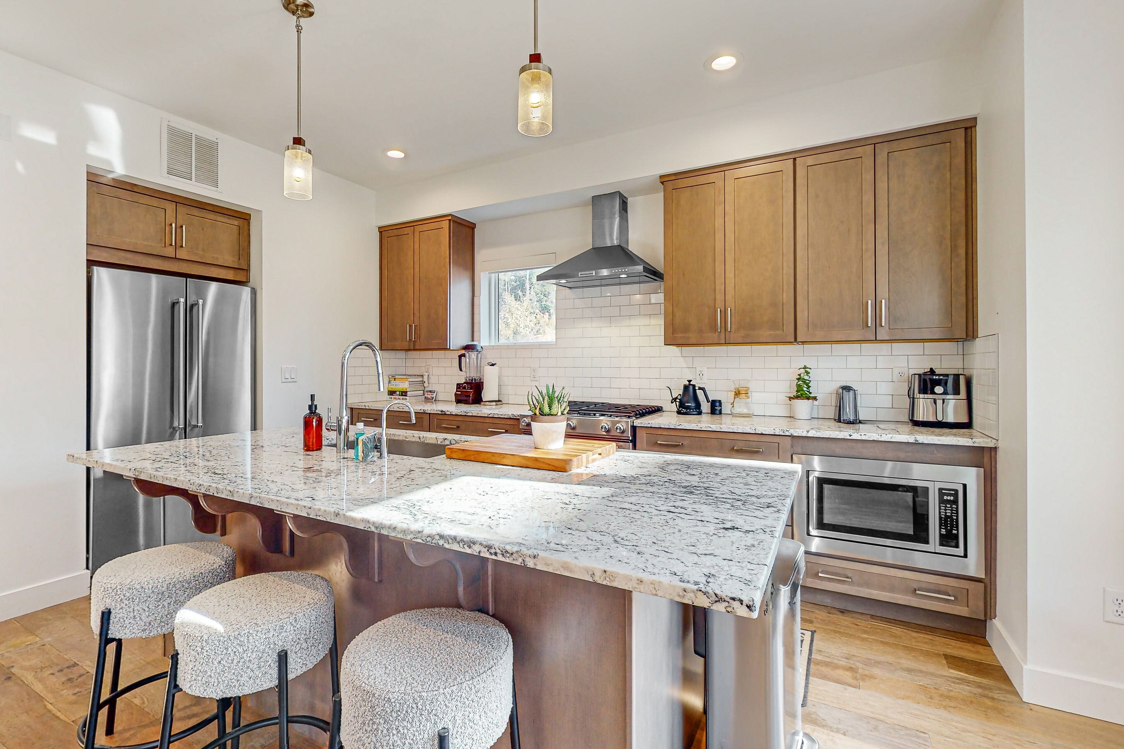 Kylskåp, mikrovågsugn, ugn och spishäll