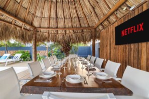 Outdoor dining - Spacious 6BR Luxury Villa with Private Pool at Beach House by Bocobay (Noord)