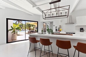 Fridge, microwave, oven, stovetop - Spacious 6BR Luxury Villa with Private Pool at Beach House by Bocobay (Noord)