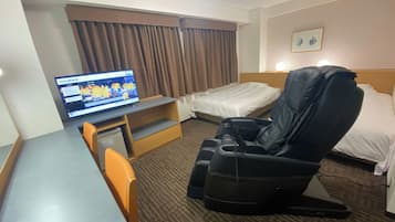 Escritorio, espacio para trabajar con laptop y cortinas blackout