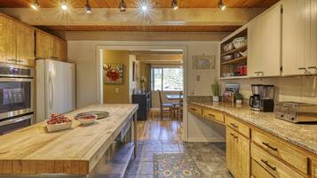 Geladeira, micro-ondas, lava-louças, cafeteira/chaleira