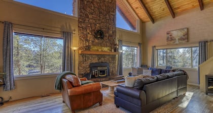 Secluded Cabin: Hot Tub, Pet-Friendly, 3.5 Acres, Stunning Mountain Views, Starlink Wifi, Fire Pit!