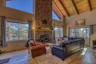 Secluded Cabin: Hot Tub, Pet-Friendly, 3.5 Acres, Stunning Mountain Views, Starlink Wifi, Fire Pit!