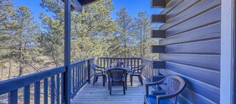 Secluded Cabin: Hot Tub, Pet-Friendly, 3.5 Acres, Stunning Mountain Views, Starlink Wifi, Fire Pit!