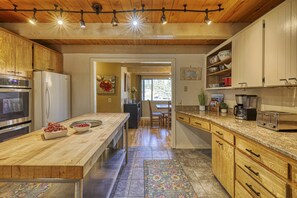 Fridge, microwave, dishwasher, coffee/tea maker
