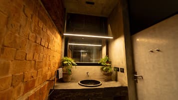 Habitación doble, vistas al jardín | Baño | Ducha, artículos de higiene personal gratuitos y secador de pelo