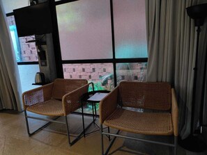 Tweepersoonskamer, uitzicht op tuin | Een bureau, een laptopwerkplek, verduisterende gordijnen, gratis wifi