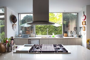 Kühlschrank, Mikrowelle, Ofen, Herdplatte