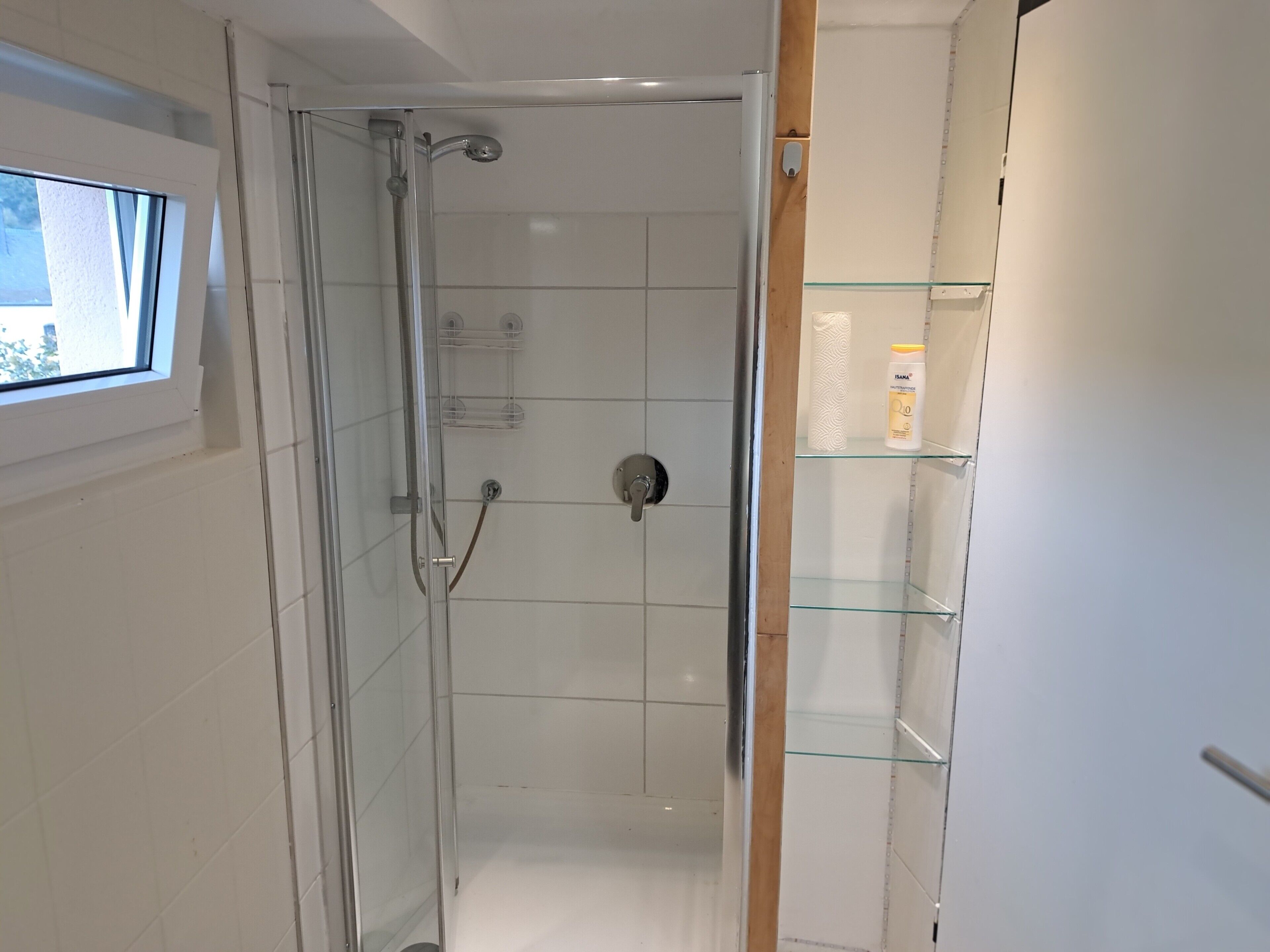 Een douche, een haardroger, handdoeken