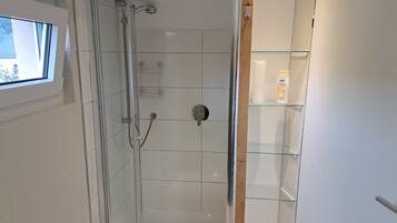 Een douche, een haardroger, handdoeken