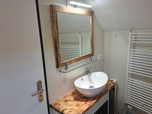 Ducha, secador de pelo y toallas