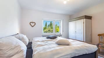 2 bedrooms, bed sheets