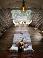 1 habitación, ropa de cama de alta calidad, cubrecamas y escritorio 