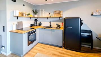 Fridge, oven, stovetop, dishwasher