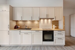 Kühlschrank, Mikrowelle, Ofen, Herdplatte