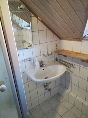 Shower, hair dryer, towels - Apartment 'Ferienwohnung Seeblick' with Lake View, Private Terrace and Wi-Fi (Plau am See)