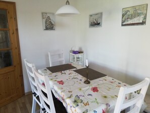 Dining - Apartment 'Ferienwohnung Seeblick' with Lake View, Private Terrace and Wi-Fi (Plau am See)