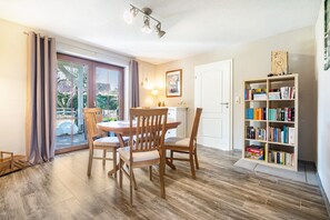 Interior - Holiday Apartment "Eichenhof" with Shared Terrace, Private Garden and Wi-Fi (Blankensee)