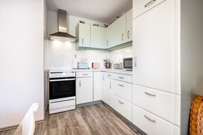 Fridge, microwave, oven, stovetop - Holiday Apartment "Eichenhof" with Shared Terrace, Private Garden and Wi-Fi (Blankensee)