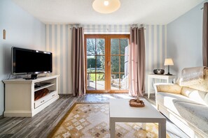 TV, DVD player - Holiday Apartment "Eichenhof" with Shared Terrace, Private Garden and Wi-Fi (Blankensee)
