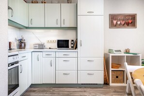 ثلاجة، ميكروويف، فرن، موقد طهي مسطح