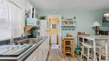 Fridge, coffee/tea maker, blender