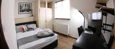 6 bedrooms, iron/ironing board, WiFi, bed sheets