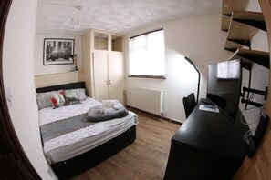 6 quartos, ferros/tábuas de passar roupa, Wi-Fi, roupa de cama