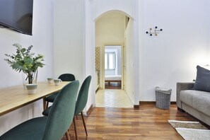 Interior - GuestHost - Very central recently renovated apartment that accommodates up to 4 people. The accommodation is located in a period building from the 1600s, in a historic street of Naples (ZTL) full of commercial activities, a stone's throw from Castel Capu (Napoli)