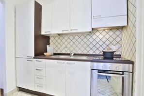 Oven, stovetop - GuestHost - Very central recently renovated apartment that accommodates up to 4 people. The accommodation is located in a period building from the 1600s, in a historic street of Naples (ZTL) full of commercial activities, a stone's throw from Castel Capu (Napoli)